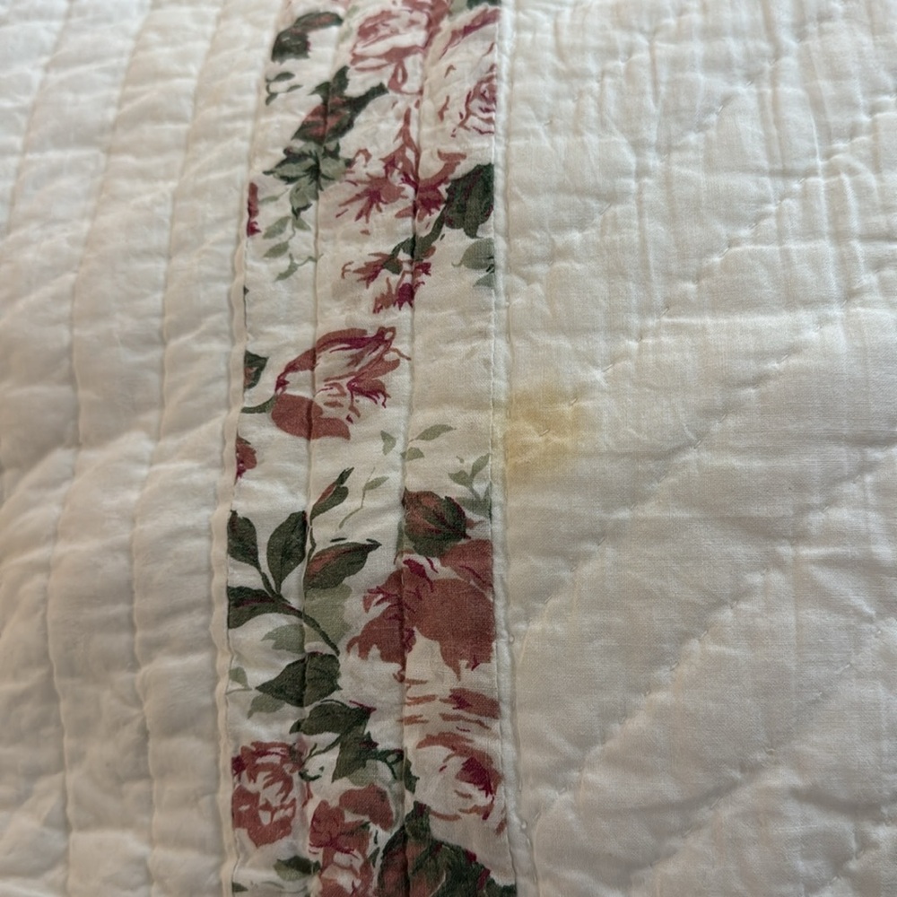 White Quilt with Pink Floral Decorative Details - Full Size - Picture 10 of 11
